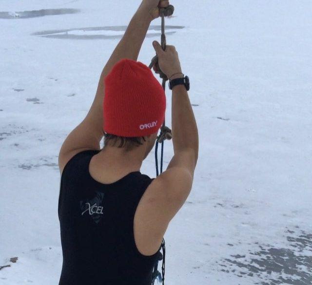 A little rope swing over frozen Bloomington lake. The wetsuit is because I originally planned to jump in 😁 Ended up iceskating on it instead ⛸#tbtuesday