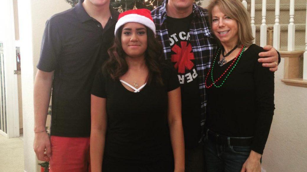Better late than never💁🏼 Happy Holidays, everyone! 🎄🎅🏿 #familypicture #winterbreak