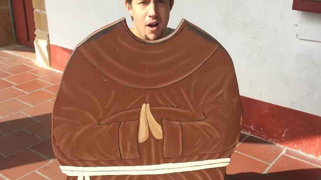 Whaddup fam. I’m friar Jellybean. Check out my cool feet ⬇️