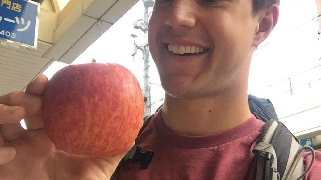 Because the visibility was poor and I couldn’t see the mountain, I decided to have a Fuji apple from Fuji, Japan instead. It was delicious